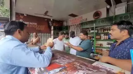 देवास नगर: उज्जैन रोड स्थित शराब दुकान का नगर निगम ने बनाया चालान, अतिक्रमण हटाने की कार्रवाई जारी