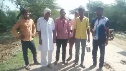 हसनपुर: रहरा के गांव पथरा हैदरपुर रोड पर पड़ी मिली एक्सपायरी दवाई, ग्रामीणों ने किया वीडियो वायरल