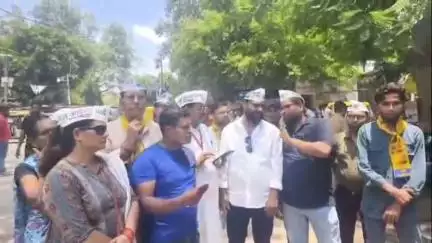 बरेली: डीएम कार्यालय पर आप कार्यकर्ताओं ने योगी सरकार के विद्यालय बंदी आदेश के खिलाफ किया प्रदर्शन, नारेबाजी की