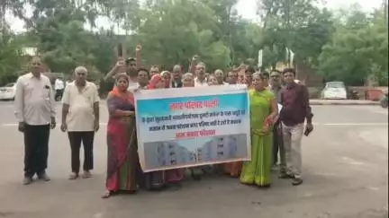 पाली: आवेदकों को अभी तक नहीं मिला मकान का कब्जा, किश्तें व किराया भरने से हो रहा आर्थिक नुकसान, जिला कलेक्टर को सौंपा ज्ञापन
