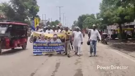 कर्वी: उ०प्र० सरकार के विद्यालयों को समायोजित करने के फैसले का विरोध, आम आदमी पार्टी ने SDM को ज्ञापन सौंपा