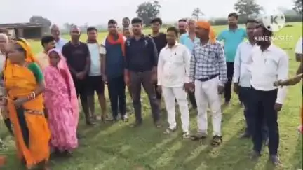 बरकट्ठा: शिलाड़ीह के बेलाटांड में पत्थर खदान खोलने को लेकर आंचल कर्मचारियों ने स्थल का निरीक्षण किया