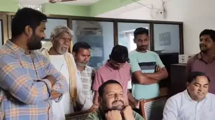 ముధోల్: నిర్మల్ జిల్లా ఫర్టిలైజర్స్ వ్యాపారులు సిండికేట్ గా మారి యూరియ, డీఏపీలు కృత్రిమ కొరత సృష్టిస్తూ రైతులను ఇబ్బందులు మ