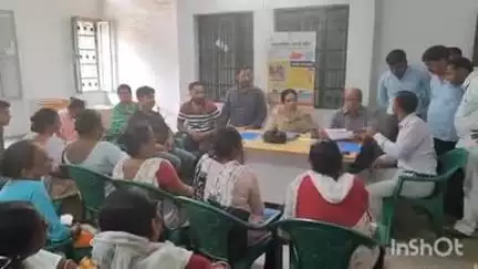 मढ़ौरा: मढ़ौरा रेफरल अस्पताल में नियमित टीकाकरण को लेकर प्रभारी चिकित्सा पदाधिकारी ने की बैठक