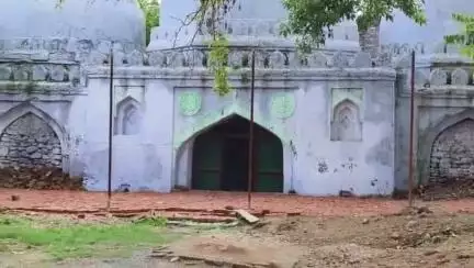 कालपी: कालपी के अदलसराय में हिंदू जागरण मंच ने प्राचीन इमारत पर कब्जा करने का भू-माफियाओं पर लगाया आरोप, वीडियो हुआ वायरल