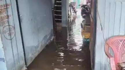 मंडला: रामनगर में बारिश का पानी घरों में घुसा, लोग मोटर पंप से पानी निकालने को मजबूर