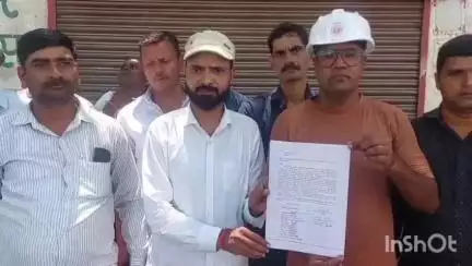 हरदोई: संविदाकर्मियों ने तीन माह से वेतन न मिलने पर जताया रोष, कलेक्ट्रेट पहुंचकर जिला प्रशासन को दिया ज्ञापन