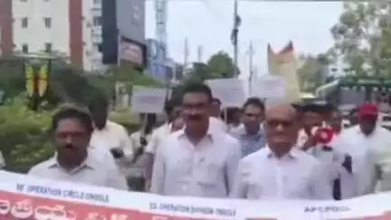 ప్రాణం కన్నా విలువైనది ఏదీ లేదు అంటూ ర్యాలీ చేసిన విద్యుత్ ఉద్యోగులు
