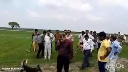 कासगंज: महमूदपुर पुख्ता गांव में पुलिस और राजस्व विभाग की टीम ने चकरोड की जमीन की कराई पैमाइश