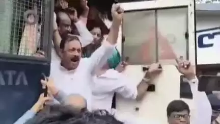 जबलपुर: कांग्रेस प्रदेश अध्यक्ष जीतू पटवारी के खिलाफ FIR दर्ज होने पर कांग्रेस का SP कार्यालय में प्रदर्शन, 17 गिरफ्तार