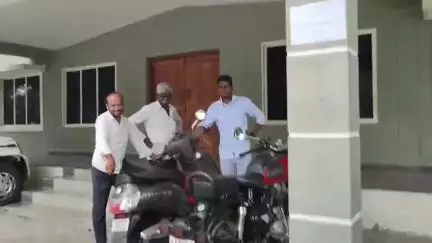 ಚಾಮರಾಜನಗರ: ನಗರದಲ್ಲಿ ಬುಲೆಟ್ ಬೈಕ್ ಒಳಗೆ ಸೇರಿಕೊಂಡ ನಾಗರಹಾವು, ಮಾಲೀಕನ‌ ಪರದಾಟ