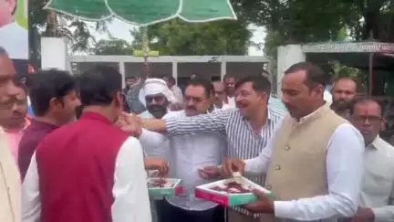 खातेगांव: प्रदेश अध्यक्ष श्री हेमंत खंडेलवाल के पदभार ग्रहण करने पर खातेगांव के भाजपा कार्यकर्ताओं ने की आतिशबाजी