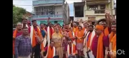 गोला गोकरणनाथ: गोला नगर पालिकाध्यक्ष विजय शुक्ला रिंकू ने अनिल जलोटा के नेतृत्व में 45 श्रद्धालुओं का जत्था रवाना किया