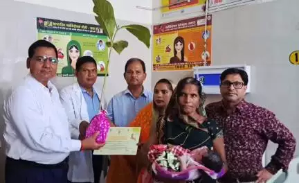 मऊ: बाल निकेतन महिला जिला अस्पताल में जन्मे बच्चे के अभिभावकों में बांटे गए पौधे