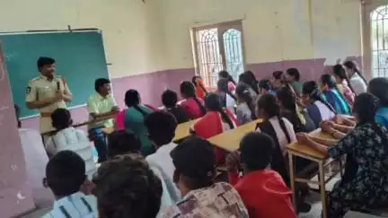 మంత్రాలయం: విద్యార్థులు ర్యాగింగ్, ఈవ్ టిజింగ్ కు పాల్పడితే కఠిన చర్యలు తప్పవు : మంత్రాలయం ఎస్సై శివాంజల్