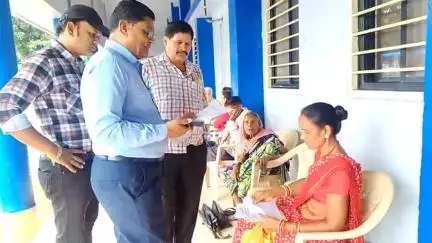 मंडला: बूढ़ी माई वार्ड में वृद्धा रामकली को मृत बता काटा नाम, एक साल से राशन नहीं मिला, कलेक्टर से शिकायत