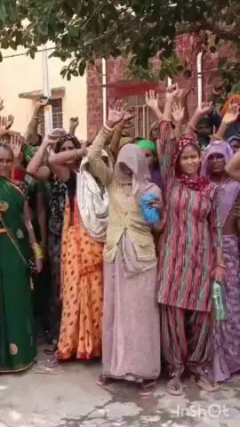भरतपुर: जिला कलेक्टर कार्यालय पहुंचकर राजीविका की पांच दर्जन महिलाओं ने किया विरोध प्रदर्शन