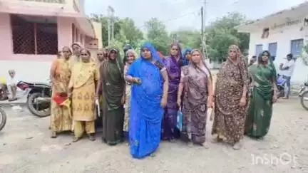 आलोट: इस्लामपुर की महिलाओं का फूटा आक्रोश आवास नहीं मिलने पर आंदोलन की चेतावनी #jansamasya.