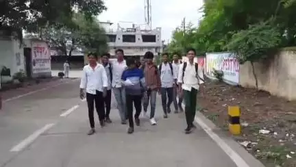 मोर्शी: विद्यार्थ्यांकरिता स्थानिक बस थांब्यावर बस थांबवण्याची राष्ट्रवादीविद्यार्थीकाँग्रेसची मागणी वरुड आगारात दिले निवेदन ,