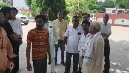 कोल: अकराबाद को तहसील बनाने की मांग को लेकर लोगों ने DM कार्यालय पहुंचकर DM से की मुलाकात, विधायक पर धमकी देने का लगाया आरोप