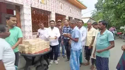 মিনাখাঁ: কুমারজোল এলাকায় দীঘার জগন্নাথ মন্দিরের প্রসাদ বিতরণে সম্প্রীতির ছায়া