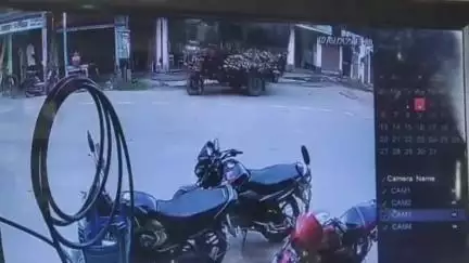 কৃষ্ণনগর ১: পাটবোঝাই মোটরভ্যান টোটোর উপর পাল্টি খেয়ে বিপত্তি কৃষ্ণনগরে,আশঙ্কাজনক অবস্থা টোটোচালকের;প্রকাশ্যে আসলো ঘটনার CCTV ফুটেজ