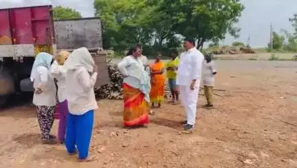 సంతనూతలపాడు: సంతనూతలపాడు ఏరియాలో ఉన్న జామయిల్ కర్ర డిపోల కూలీలతో సమావేశమైన BJMC అధ్యక్షులు షేక్ ఖలీఫా తుల్లా భాష