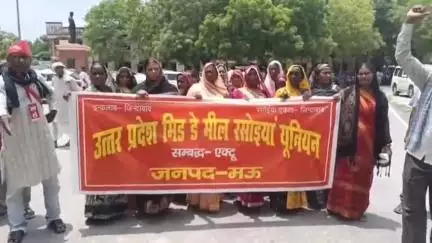 मऊ: रसोइयों का प्रदर्शन, स्कूल विलय से नौकरी जाने का डर, कलेक्ट्रेट पहुंचकर राज्यपाल को भेजा ज्ञापन