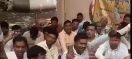 बलिया: सिविल लाइन स्थित पावर हाउस में विद्युत कर्मचारियों ने दिया धरना, कहा- सरकार मनमानी करेगी तो होगा जेल भरो आंदोलन