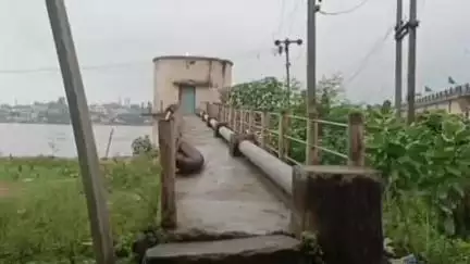 मेदिनीनगर (डालटनगंज): मेदिनीनगर नगर निगम के इंजीनियर व संवेदक की लापरवाही से शाहपुर इंटकवेल में भरा बालू, दस दिनों से जलापूर्ति ठप#jansamasya