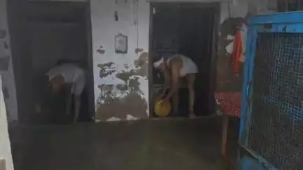 सफीपुर: सफीपुर क्षेत्र में बारिश से बेहाल परियर चौकी, बाल्टी उठाते पुलिसकर्मी का वीडियो सोशल मीडिया पर हुआ वायरल
