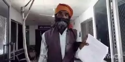सोहागपुर: महुआ का पेड़ काटने वाले की कलेक्टर से शिकायत, अतरिया गांव के लोगों ने कार्रवाई की मांग की