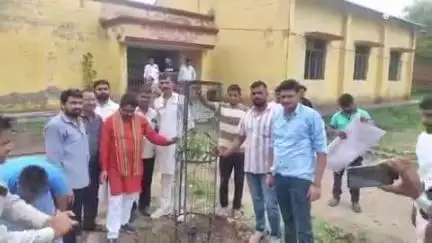 किरावली: किरावली के स्टेडियम में बजरंग दल के राष्ट्रीय संयोजक ने किया पौधारोपण