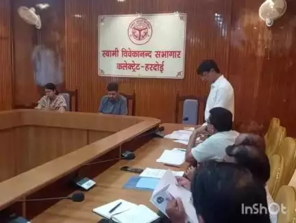 हरदोई: कलेक्ट्रेट सभागार में जिलाधिकारी की अध्यक्षता में आयुष की बैठक हुई, अनुपस्थित डॉक्टरों को कारण बताओ नोटिस