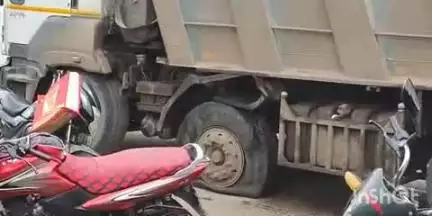 केवलारी: केवलारी थाना व बस स्टैंड के बीच डंपर का टायर फटा, लोग बाल-बाल बचे