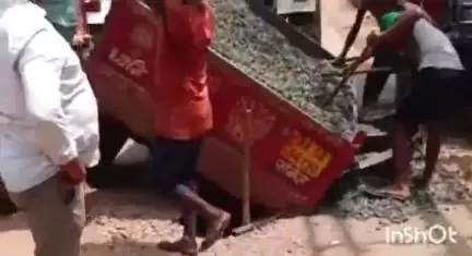 मुंगेर: अंबे चौक से शाह जुबेर रोड तक सड़क पर गड्ढे, ट्रैक्टर पलटा, कोई हताहत नहीं