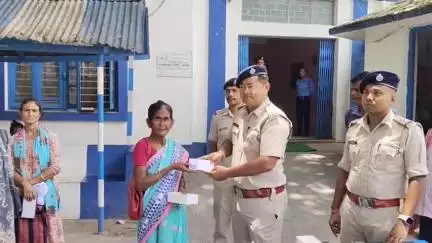 মাদারিহাট: ৩৫ টি হারানো মোবাইল ফোন উদ্ধার করে বুধবার মালিকদের হাতে তুলে দিল বীরপাড়া থানার পুলিশ
