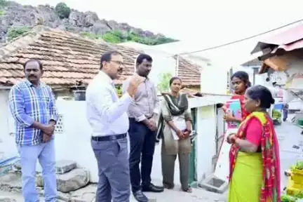 ఆర్మూర్: ఆర్మూర్ మున్సిపల్ కార్యాలయంలో అభివృద్ధి పనుల ప్రగతిపై అధికారులతో సమీక్ష సమావేశం నిర్వహించిన కలెక్టర్