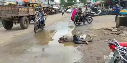 केवलारी: केवलारी बस स्टैंड पर मेन रोड में भरे पानी में एक व्यक्ति बेसुध पड़ा रहा, किसी ने सुध नहीं ली