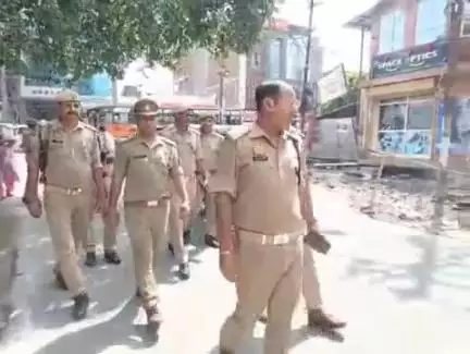 फर्रुखाबाद: आवास विकास में सड़क किनारे लगे अवैध अतिक्रमण के खिलाफ पुलिस ने चलाया अभियान, किया पैदल गश्त