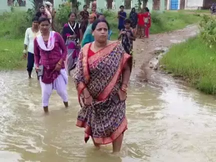 ସୁନ୍ଦରଗଡ ସହର: ମୂଷାକାନୀ ଓ ହାଉସିଂ ବୋର୍ଡ ନାଳ ଓ ରାସ୍ତା ଜଳାର୍ଣ୍ଣବ, ଘଟଣାସ୍ଥଳ ପରିଦର୍ଶନ କଲେ ପୌର ପରିଷଦ ଅଧ୍ୟକ୍ଷା