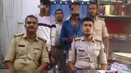 एकमा: राजापुर तीन मुहानी से हथियार के साथ दो युवकों को एकमा पुलिस ने किया गिरफ्तार