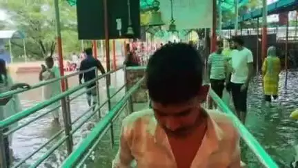 लाडपुरा: कोटा शहर में हो रही भारी बारिश से खड़े गणेशजी मंदिर में घुसा पानी, भक्त पानी में खड़े होकर कर रहे दर्शन