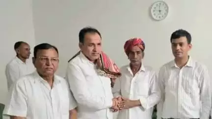 सेड़वा: बाड़मेर सांसद उम्मेदाराम बेनीवाल ने तालसर का दौरा किया, आमजन से की मुलाकात