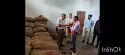 बेमेतरा: कलेक्टर रणबीर शर्मा ने के मुरता में उचित मूल्य दुकान का किया औचक निरीक्षण
