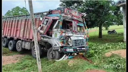 काठीकुंड: आमगाछी के पास अनियंत्रित ट्रक ने हाइवा को मारी टक्कर, ट्रक चालक घायल