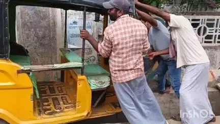 ఆళ్లగడ్డ మండల కేంద్రంలో ప్రమాదవశాత్తు మురికి కాలువలోకి దూసుకెల్లడంతో, ఇద్దరి మహిళలకు స్వల్ప గాయాలు