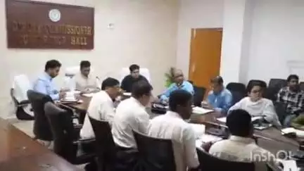 चाईबासा: समाहरणालय सभागार में विभिन्न विभागों की योजनाओं की समीक्षा को लेकर आयोजित हुई बैठक