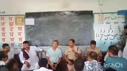 परसा: मोहर्रम को लेकर माड़र प्राथमिक विद्यालय उर्दू परिसर में शांति समिति की बैठक संपन्न