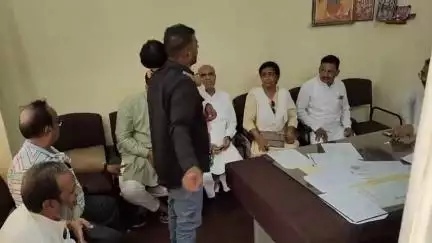मंदसौर: वार्ड क्रमांक 30 में नल कनेक्शन के नाम पर पैसे लेने पर पीड़ित परिवार ने नगरपालिका में किया हंगामा